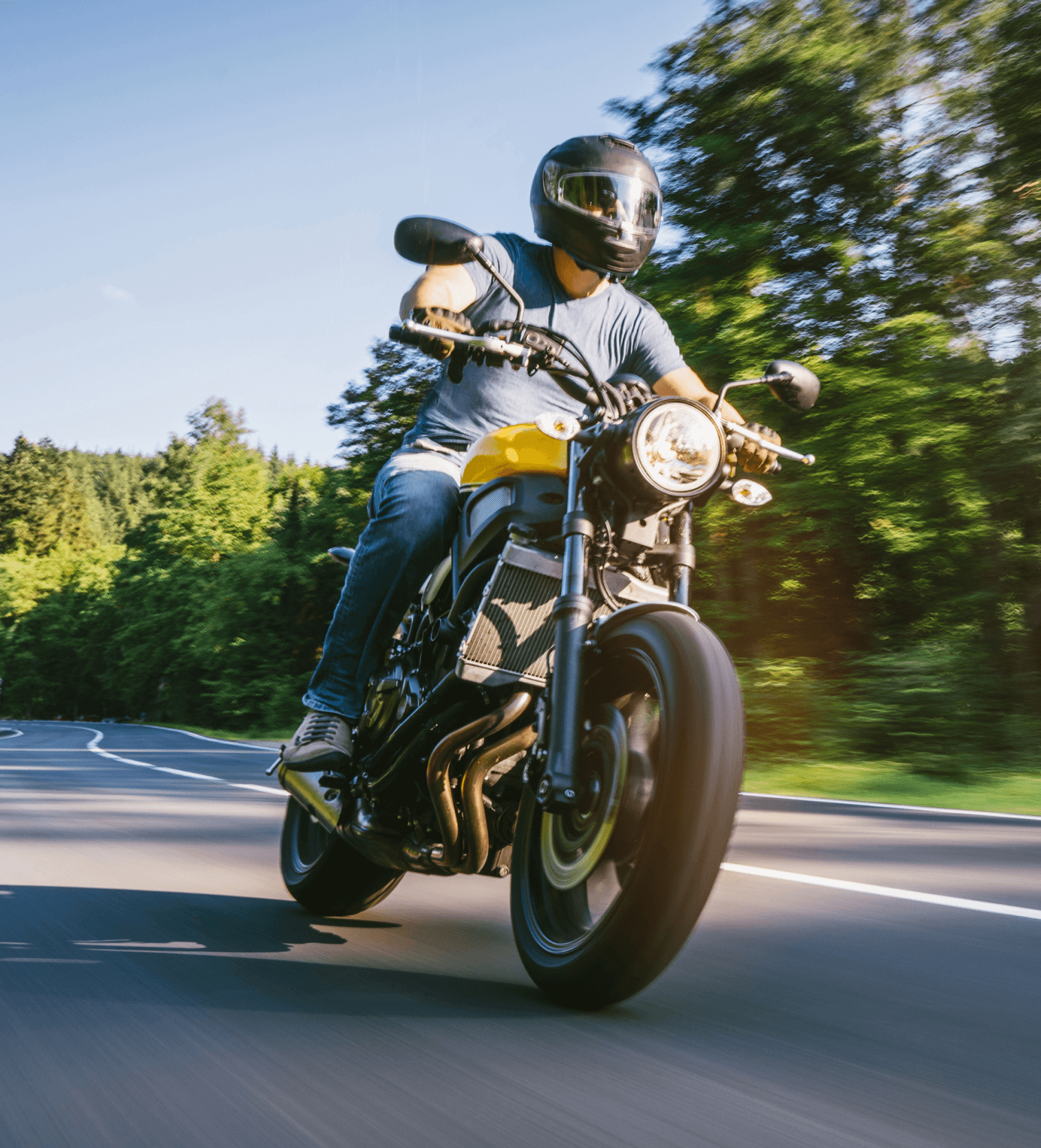 Motorista AXA en carretera con su moto